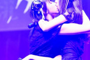 【朗報】地下アイドルさん、ライブ中にディープキスを披露