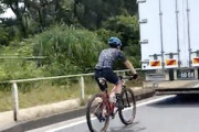 【神奈川】それは自殺行為。トラックにぴったりくっついて走る自転車乗りが撮影される。