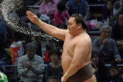 白鵬「おーい稀勢の里どこだー・・・」