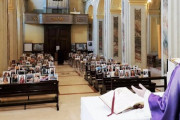 【画像】イタリア、無人のミサは寂しいので自撮り写真送ってもらった神父　写真を並べてミサ