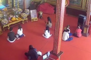 【動画】ダイナミック参拝。観音寺院に高齢者が運転する車が突っ込み2人重傷。（タイ）