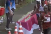 東京五輪マラソン、フランス人選手が20本以上水を倒す妨害行為