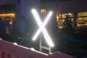旧Twitter「X」本社の新看板、わずか4日で撤去