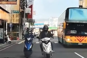 【動画】誰が悪い？バイク女子が大型バスにはねられてしまう事故。