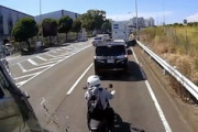 【東京】渋滞後尾のバイクにトレーラーヘッドが突っ込むやばすぎる事故が撮影される。