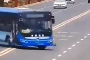 【動画】中国のバス運転手、キチゲ解放
