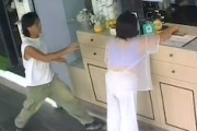 【動画】店員さんの目の前でお店の募金箱を持ち去った男。