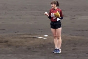 【悲報】稲村亜美、懲りずにえっちな格好でピッチング