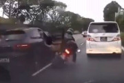 【動画】アホバイクさん、事故って停車してる車をすり抜けようとして成敗されるｗｗｗｗｗｗｗｗ