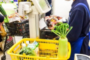 【悲報】 スーパーのレジ打ちが8時間立ち続けてる理由「座ってたらイラッとくる」しかないｗ