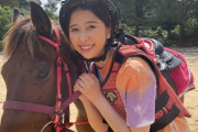 玉井詩織『乗馬習いたいなぁ…』｢しおりん顔小さすぎ」｢我が姫が大好きなお馬さんと一緒」楽天トラベルCMオフショット投稿！