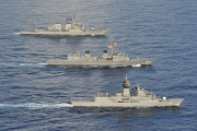 海自護衛艦「きりさめ」が南シナ海で日米豪3ヶ国共同訓練を実施…米駆逐艦と豪フリーゲート3隻で戦術機動！