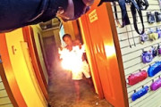 【動画】スプレー火炎放射男を射殺した警官のボディカムが公開される。