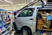 セブンイレブン松本洞店に車が突っ込む