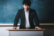 学校「廊下に物を放置すると全て破棄します」 学生「おりゃあ！！！」