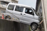 2階の部屋に車が突っ込む　住民「ったく、またかよ…」