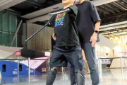 乙武さん、初めて50m歩く　ソニーが3年がかりでロボット義足開発