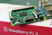 Raspberry Piってのを買ったんだけど机にキーボードが2つあるの邪魔でしかない……
