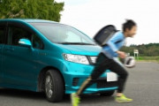 自動車教習所のシュミレーターに出てくる子供、実在していた