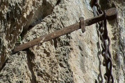 【速報】１３００年間絶壁に刺さっていた「デュランダル」、盗まれる