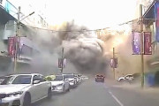【動画】中国、飲食店が大爆発！建物から猛烈な爆発炎と煙が噴き出す！その瞬間映像