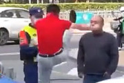 【動画】中国、警官の前で「エア喧嘩」で挑発！相手が先に手を出せば正当防衛～！w