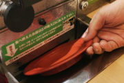 くら寿司の皿投入口に皿を出し入れしまくって景品を当ててしまう動画が出回るwww