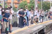 【悲報】撮り鉄、ホームに群がる。これもう猿山だろｗｗｗｗｗ