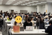 大学が全員ノートパソコンを持って登校し密になるとかいうイカレた状態になってる。→1限オンライン2限対面3限オンラインだってどっちかにしてほしい
