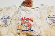 自宅の壁から1950年代のマックの袋発見！ポテトも入ってた