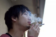 ベランダ喫煙の“ホタル族”に激怒する声「エアコンの室外機から煙が」「赤ちゃんいるのに」