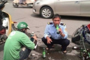 【画像】警察官、酒を配達中バイクが事故ったのをいいことにこっそり酒を飲んでしまうw