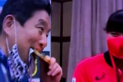 【動画】名古屋市長・河村たかし、女子ソフト選手の金メダルをいきなりかじり出す