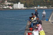 堤防で魚釣りする人が増加 魚が高くて買えない 外国に買い負け（画像あり）