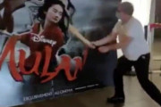 実写映画版『ムーラン』劇場公開を一部見送りネット配信で直接公開へ → 映画館オーナーブチギレ、広告を破壊してしまう