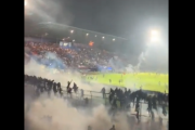 【動画】インドネシアにあるサッカー場で暴動が発生 → 127人が死亡する大惨事に…