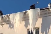 【動画】マンションの屋根から垂れ下がる巨大つららの除去が残念な結果に。