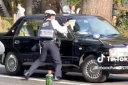【東京】警官の制止を振り切って逃げるタクシーがDQNすぎる(@_@;)