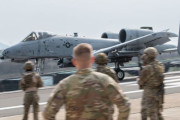 一般道でA-10攻撃機が離着陸…米韓空軍の戦闘航空管制チームCCTが、緊急着陸訓練を実施！