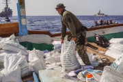 米海軍、イランからイエメンに向かう船に大量の爆発物