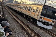 【画像】撮り鉄さん、本日も線路内に立ち入り電車を止めてしまうwww