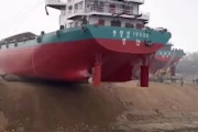 【すご】10メートル以上の落差がありそうな中国の豪快な進水式の映像。