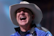 ジェフ・ベゾスの「アマゾン社員と顧客のおかげで宇宙に行けた」発言に批判殺到