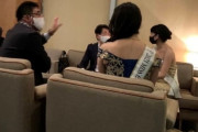 【悲報】国際ミスコン「ミス・アース」予選、出場女性に審査員の相手をさせる上級キャバクラだったと判明。国連ロゴも勝手に使用