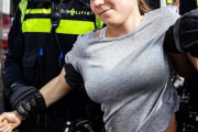 【画像あり】グレタさん、警察に拘束されるも不敵な笑みをこぼしてしまう・・・