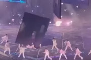 【衝撃映像】香港のアイドルグループのコンサート中、映画で起きそうなとんでも事故が発生する