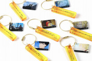 『BANANA FISH』アッシュと英二の思い出が詰まったメモリアルな一品！名シーン・セリフ入り「プレートキーホルダー」
