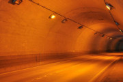 なぜトンネル照明が変わった？ オレンジから「白」が定番に 高速誕生から半世紀の変化とは