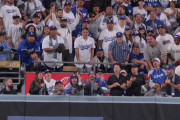 ドジャース戦で珍事　左翼のファンが身を乗り出してボールをキャッチ→審判員の判定で二塁打も警備員に連行される