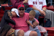 ファウルボールを他人から貰った子供が取った行動に全米大爆笑！←「典型的なレッドソックスファン」（海外の反応）